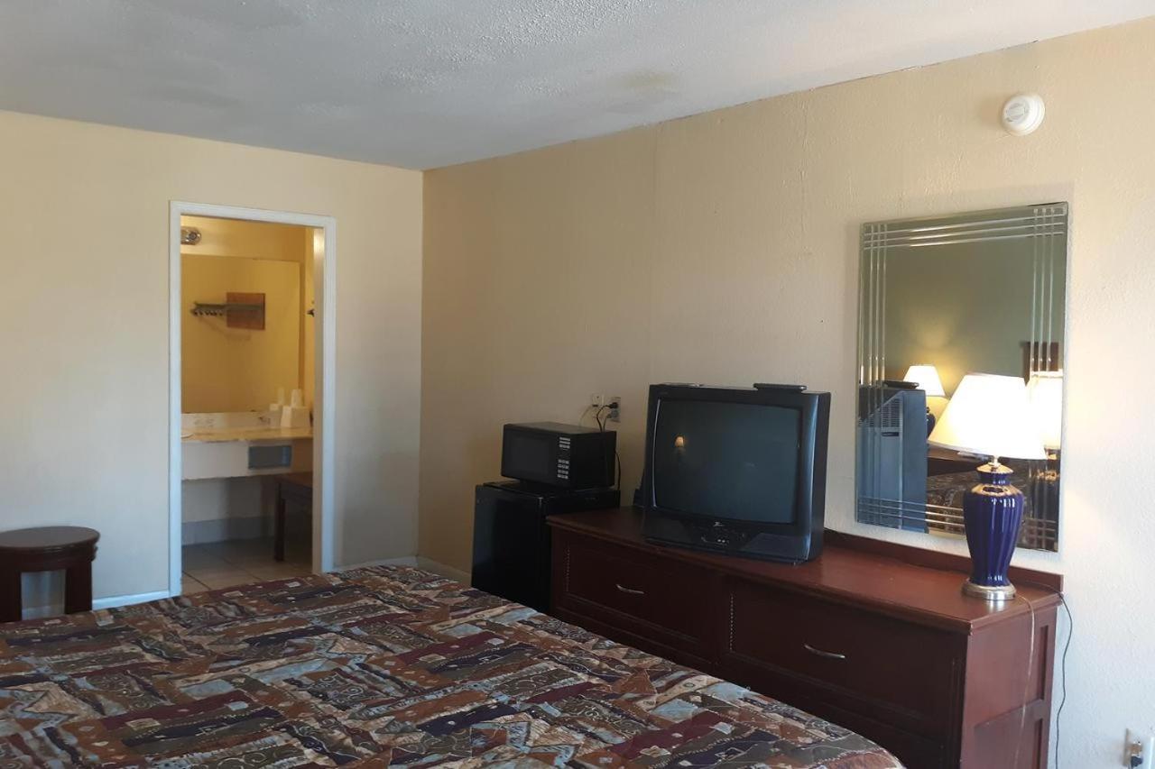 Rest Inn - Extended Stay, I-40 Airport, Wedding & Event Center อามาริลโล ภายนอก รูปภาพ