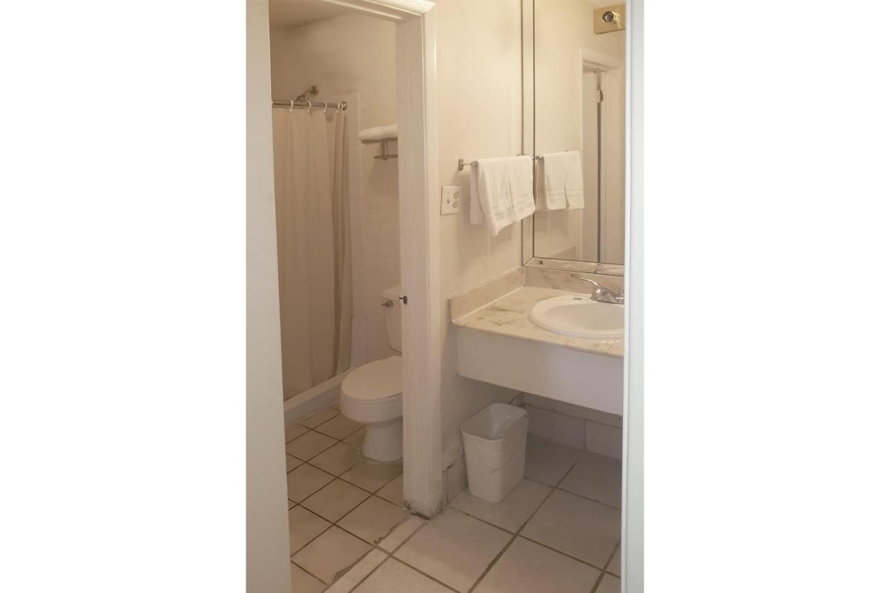 Rest Inn - Extended Stay, I-40 Airport, Wedding & Event Center อามาริลโล ภายนอก รูปภาพ