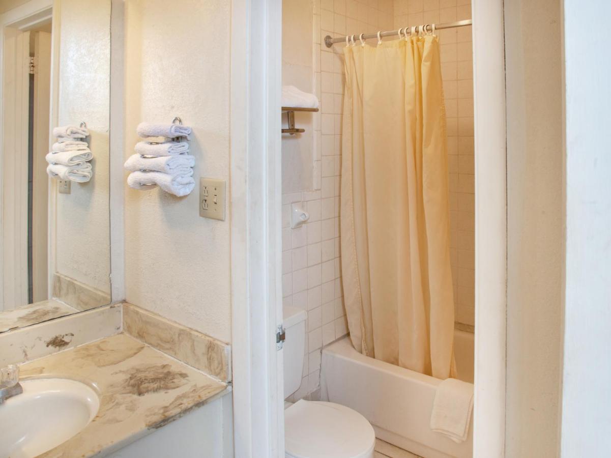 Rest Inn - Extended Stay, I-40 Airport, Wedding & Event Center อามาริลโล ภายนอก รูปภาพ
