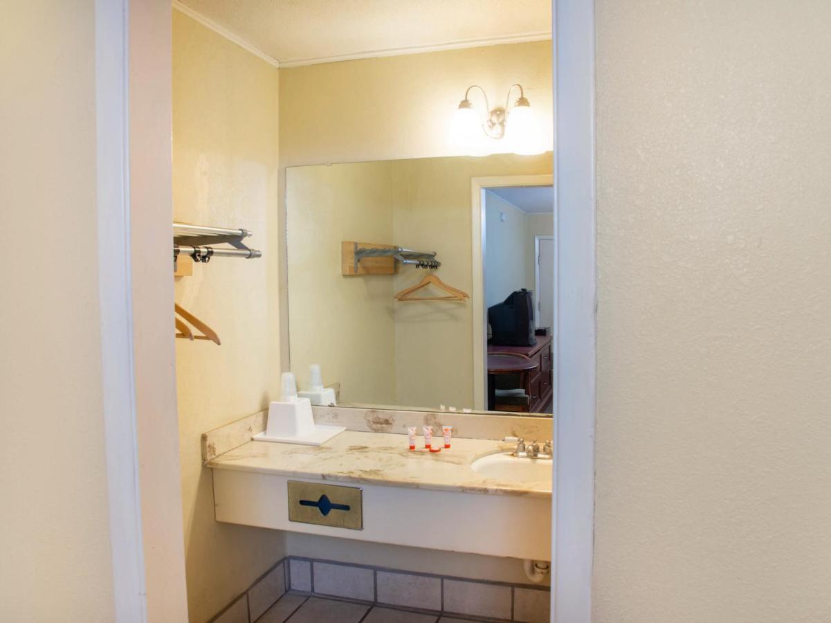 Rest Inn - Extended Stay, I-40 Airport, Wedding & Event Center อามาริลโล ภายนอก รูปภาพ