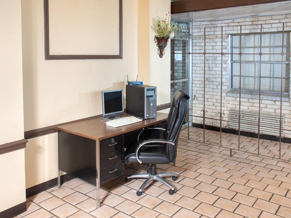 Rest Inn - Extended Stay, I-40 Airport, Wedding & Event Center อามาริลโล ภายนอก รูปภาพ